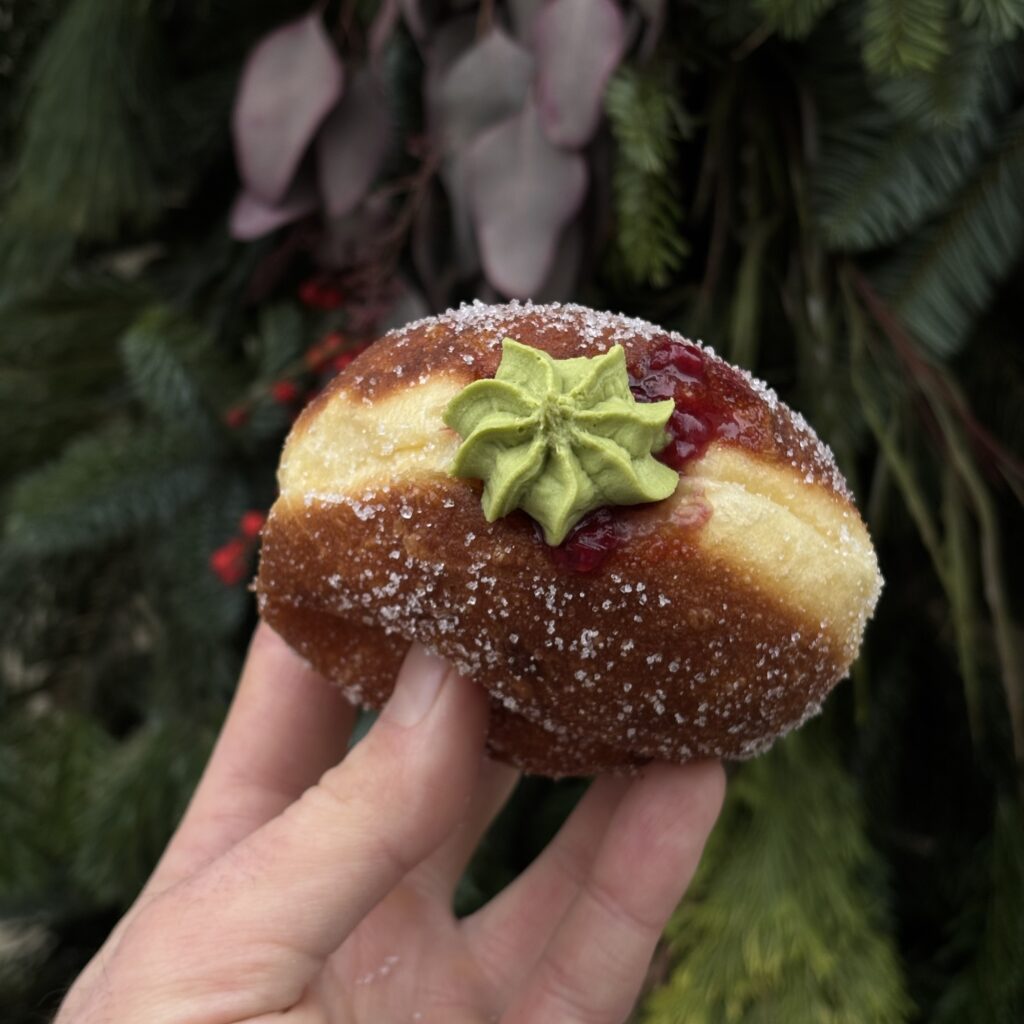 Krem matcha z białą czekoladą i malinami