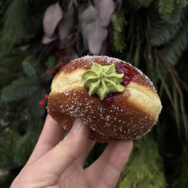 Krem matcha z białą czekoladą i malinami