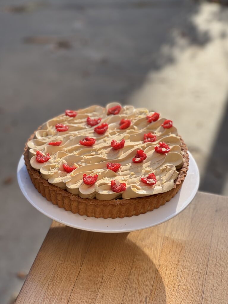 Tarta z migdałowym frangipanem, kajmakiem i malinami