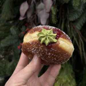 Krem matcha z białą czekoladą i malinami